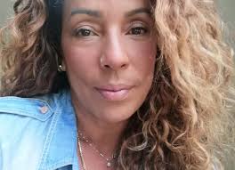 No passado, racismo e assédio moral, mas Ana Paula Saint'Clair driblou as  pedras e conta como chegou à Comunicação Social da CNEN.