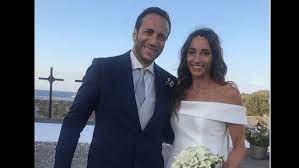 Per il ricevimento cambio look e la di francisca ha tolto l'abito lungo e ha indossato un vestito corto, un pagliaccetto trasparente, delizioso. Il Matrimonio Di Elisa Di Francisca Due Abiti Da Sposa Per La Campionessa E Nozze A Ischia Foto Ultime Notizie Flash
