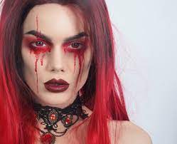 Encore une idée pour se maquiller en diable. 1001 Idees De Deguisement Et Maquillage Diablesse Pour La Fete D Halloween