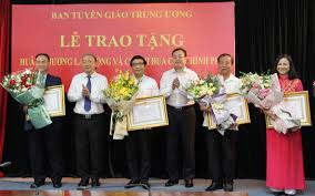 Xem xét thăng quân hàm cho 2 phi. Trao Táº·ng Huan ChÆ°Æ¡ng Lao Ä'á»™ng Va Cá» Thi Ä'ua Cá»§a Chinh Phá»§ Cho Cac Ca Nhan Táº­p Thá»ƒ Nganh Tuyen Giao