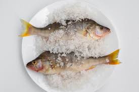 Sesuai namanya, ikan asin adalah ikan yang diasinkan menggunakan bantuan garam dan dikeringkan menggunakan bantuan cahaya matahari sehingga olahan makanan setengah jadi ini sangat tahan lama karena kandungan airnya sudah hilang sama sekali. Mengapa Ikan Asin Bisa Tahan Lama Halaman All Kompas Com