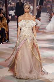 In questa pagina ci sono le nuove collezioni borse 2021 dei principali marchi di moda. Sfilata Christian Dior Parigi Alta Moda Primavera Estate 2019 Vogue Sfilata Di Moda Christian Dior Alta Moda