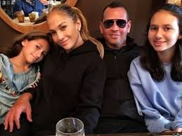 В этот особенный день гордая мама подала детям завтрак в постели. Dzhenifer Lopes S Vozlyublennym I Detmi Gotovyatsya K Rozhdestvu 123ru Net