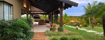 Esta casa de campo combina el sistema prefabricado de madera con mampostería de ladrillo. Terrazas De Campo Rusticas Ideas De Nuevo Diseno