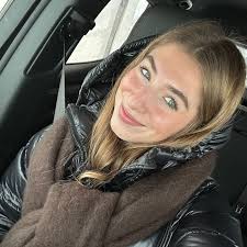 LAURA BISSON🎀 (@laura_bisson)