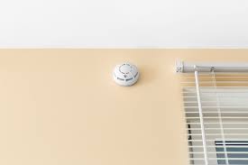 Detector de humo con cubierta de pvc, cuenta con un botón test de prueba para identificar el correcto funcionamiento del equipo, tiene una base que me permite fijar al techo, además tiene salida de alarma de sonido y flash. Donde Colocar Poner E Instalar Los Detectores De Humo E Incendio Presupuesto Coste