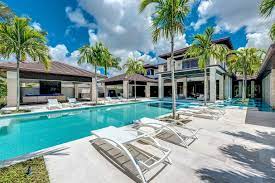 Gordon River Stylish Home Sited In One Of Estuary S Most Desirable Enclaves A Profound Connection To Natural Surr Miami Houses Waterfront Homes Saltwater Pool