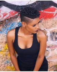 Coupe de cheveux femme look décontracté, jeune femme avec des lunettes, grande monture noire, carré court, couleur de cheveux naturelle, facile à porter et. Coupe Courte Femme Afro Afrodelicious Salon Nappy