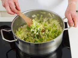 Wirsinggemuse Kochen So Einfach Gehts Lecker Beverly Recettesvegetaliennes En 2020 Soupes De Legumes Saines Cuisson Des Aliments Soupe Aux Lentilles