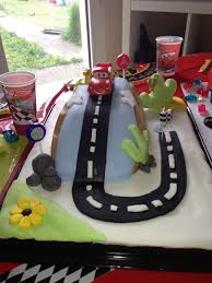 Gateau Circuit Cars Avec Bougie Flash Mc Queen Gateau Sucre Gateau Pate A Sucre Gateau