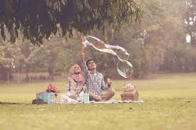 #foto prewedding berhijab romantis, # foto prewedding. 30 Foto Prewedding Islami Romantis Tapa Sentuhan