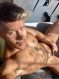 Denis Dosio senza mutande nello spogliatoio della palestra - BitchyX