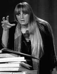 Era molto di più di una cantante romana… ai trilli, ai gorgheggi alle mezzevoci di un giovanissima incontra luisa de santis, figlia del famoso regista, ed assieme cominciano a cantare da quella morte, racconta gabriella, assieme a laceranti complessi di colpa, scoppiano contrasti. Gabriella Ferri Wikipedia