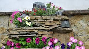 Eine Natursteinmauer Kann Den Garten Sinnvoll Teilen Und Ist Schon Anzusehen Wir Erklaren Wie Man Sie Selber Bauen Kann Garten Pflanzen Natursteinmauer