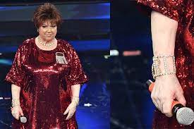 Sanremo 2021 allora è un palco importantissimo su cui orietta berti lancia il suo messaggio di positività e amore, incitandoci a vivere con serenità, ad essere sempre contenti e attenti alle piccole cose e a cercare di essere sempre al nostro meglio. Orietta Berti A Sanremo 2021 Spacca Con I Gioielli Da Rapper Il Suo Nome E Ovunque