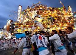 博多祗园山笠节 身穿传统服饰的男子们扛着花车穿过街道 日本japan 北九州市kitakyushu 此是传统的夏日祭祀节日 已有超过750年历史 节日自7月1日持续至15日 最后一天举行 追山 仪式 人们扛着花车从福冈市的 栉田 神社 出发 进行5公里 favorite places