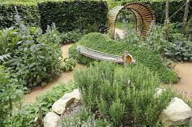 installation julien allegre homme fossile temps des vents sur le jardin de sculptures c photo jl laval laval fossiles sculpture