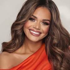 Savannah Holland's Instagram, Twitter & Facebook