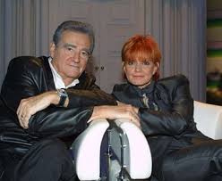 Era il 1968 quando i destini di rita pavone e suo marito teddy reno si incontrarono, la loro unione destò molto scandalo nell'italia degli anni sessanta non solo per la grande differenza d'età ma anche perché la cantante era minorenne. Felicitazioni Per I 50 Anni Di Matrimonio A Teddy Reno E Rita Pavone Auguri Toluna