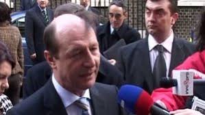 Oua 8 buc, zahar 250 g, unt 170 g, faina 150 g, lapte 1 l, esenta de vanilie 1 buc, pesmet 2 linguri, zahar pudra 1 linguri optional. DezvÄluiri De SenzaÈie Despre Traian BÄsescu Cum A RenunÈat La Un Lucru Devenit Celebru Capital