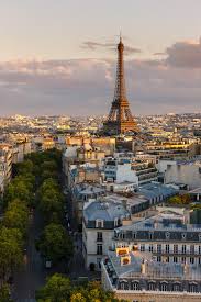 Il est délimité au sud par la seine (en face, c'est le 15e), à l'ouest il englobe le bois de boulogne, et au nord par l'avenue de la grande armée et à l'est par l'avenue marceau. A Guide To Paris Most Underrated Neighborhood Vogue