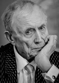 В 1967 году я был гостем в нью-йоркской квартире Жаклин Кеннеди... Эта  женщина, всемирно прославленная во время президентства ее мужа, вовсе не  поразила меня ни красотой, ни умом, но зато тронула простотой,