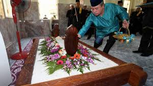 Almarhum sultan iskandar ibni almarhum sultan ismail was laid to rest on saturday. Sultan Ibrahim Visits Johor Royal Mausoleum In Conjunction With Hari Hol