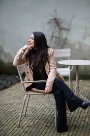Although she recorded a media silence, an interview with her appeared today in flair. Mkf Lale Gul 7 Mariel Kolmschot Fotowerken