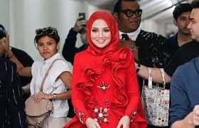 Neelofa seksi belanja kaki dan body dalam filem dollah superstar 2014. Neelofa Tidak Boleh Ditegur