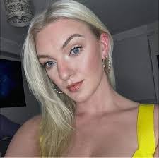 Kelly Bruce's Instagram, Twitter & Facebook