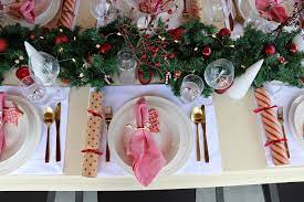 Cheap Christmas Table Setting Ideas In Red And Gold Colours Christmas Table Styling Ideas With W Christmas Table Christmas Table Settings Christmas Tablescapes