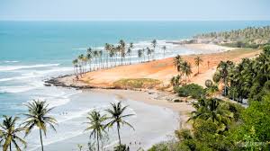 Dunas de areias branquinhas, que chega a doer o olho, com praias de águas calmas e temperatura poderíamos descrever assim o cenário típico do que veríamos na maior parte das praias do ceará. Praia De Lagoinha Cartao Postal Do Ceara Viagens Possiveis