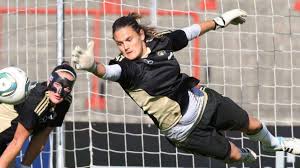 Roar goalkeeper nadine angerer was named fifa women's world player of the year, at the same ceremony in which cristiano ronaldo claimed the men's award in zurich overnight. Gegenpol Zu Hope Solo Ffc Frankfurt