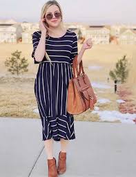 And, it goes just as well with navy blue dresses too. Best Shoe Colors That Go With A Navy Blue Dress