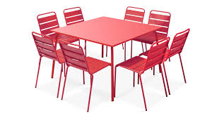 Proportions idéales et design parfait, les pieds de section carrée affleurent le dessus du plateau. Table De Jardin Carree En Metal 8 Chaises Palavas