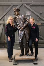 1977 vintage elvis presley solid sate am radio statue figurine tr62a 10 w/ box. Elvis Presley Kehrt In Bronze Nach Bad Nauheim Zuruck