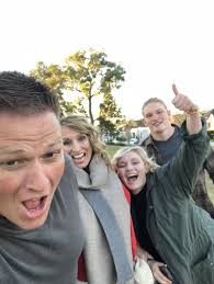 This Mom And Dad Did An Adorable "Empty Nest" Photo Shoot After Their Kids  Went To College