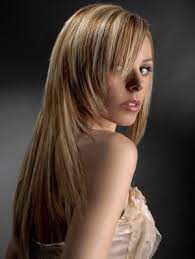 Taglio di capelli lunghi mosso con frangia ciuffo per l'autunno/inverno 2017 2018. Capelli Lunghi Scalati Con Ciuffo Laterale