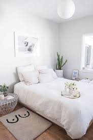Tips For Hosting Holiday Guests With Parachutehome Con Imagenes Orden Habitacion Ahorro De Espacio En El Dormitorio Habitaciones Pequenas