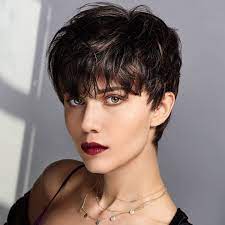 Voici des modèles de coupes courtes femme pour enfin oser le coup de ciseaux. Coiffures Cheveux Courts Tendances Automne Hiver 2019 2020 Page 16