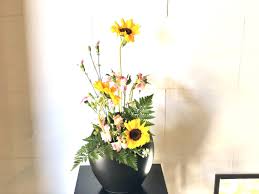 夏のお花といえばコレ ひまわりを使った生け花 お花選びのコンシェルジュ