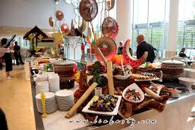 Meja kemudian ditutupi dengan taplak panjang yang menjuntai hingga ke lantai untuk menutupi penyangganya. Ramadan Warna Warni Ala Kampung Buffet Di Eastin Hotel Penang Lia Hasty
