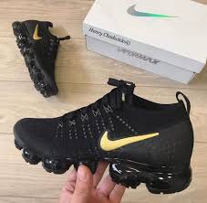 Black And Gold Vapormax Plus On Feet Pin By Kayla Tomlin Ellison On Sneakers Shoes Nike Air Shoes Black Nike Shoes Nike Shoes Women
