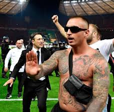 The match was played on 4 july 2020 at the olympiastadion in berlin. Dfb Pokalfinale 2018 Frankfurt Fans Auf Dem Rasen Chaos Nach Schlusspfiff Welt