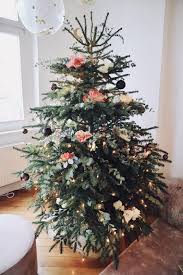 In der eigenen wohnung dürfen sie fenster und balkone in der vorweihnachtszeit nach ihrem geschmack dekorieren. Der Blumige Weihnachtsbaum So Dekoriert Jessie Ihre Wohnung Zu Weihnachten Mit Diy Anleitung Journelles