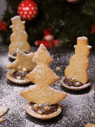 Sables De Noel A L Orange Et A La Canelle Garnis D Une Delicieuse Ganache Au Chocolat Sables De Noel Biscuit De Noel Recettes Noel