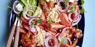 Salade Grecque Vinaigrette Aux Tomates Roties In 2020 Griekse Salade Gegrilde Tomaten Voedsel Ideeen