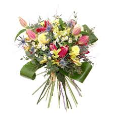 Proč rozvoz květin od nás? Kytice Kralovna Plna Lilii Ruzi A Jarnich Kvetu Rozvoz Kvetin Praha Kvetinarstvi Praha