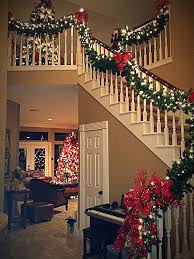 Decoration D Un Escalier De Noel Avec Des Guirlandes Inspiration De Decorations Et D Amenagement In Scale Di Natale Decorazioni Di Natale Decorare Scale