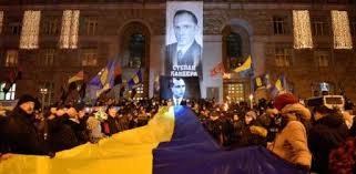 Qırım bayrağı 1 ) es la bandera oficial de la república autónoma de crimea de ucrania.actualmente es también la bandera oficial de la república de crimea de rusia.ha estado en uso desde 1992 y fue adoptada oficialmente el 21 de abril de 1999. El Nacionalismo De Ucrania Quiere Poner Una Estatua Del Polemico Bandera Cerca De Rusia